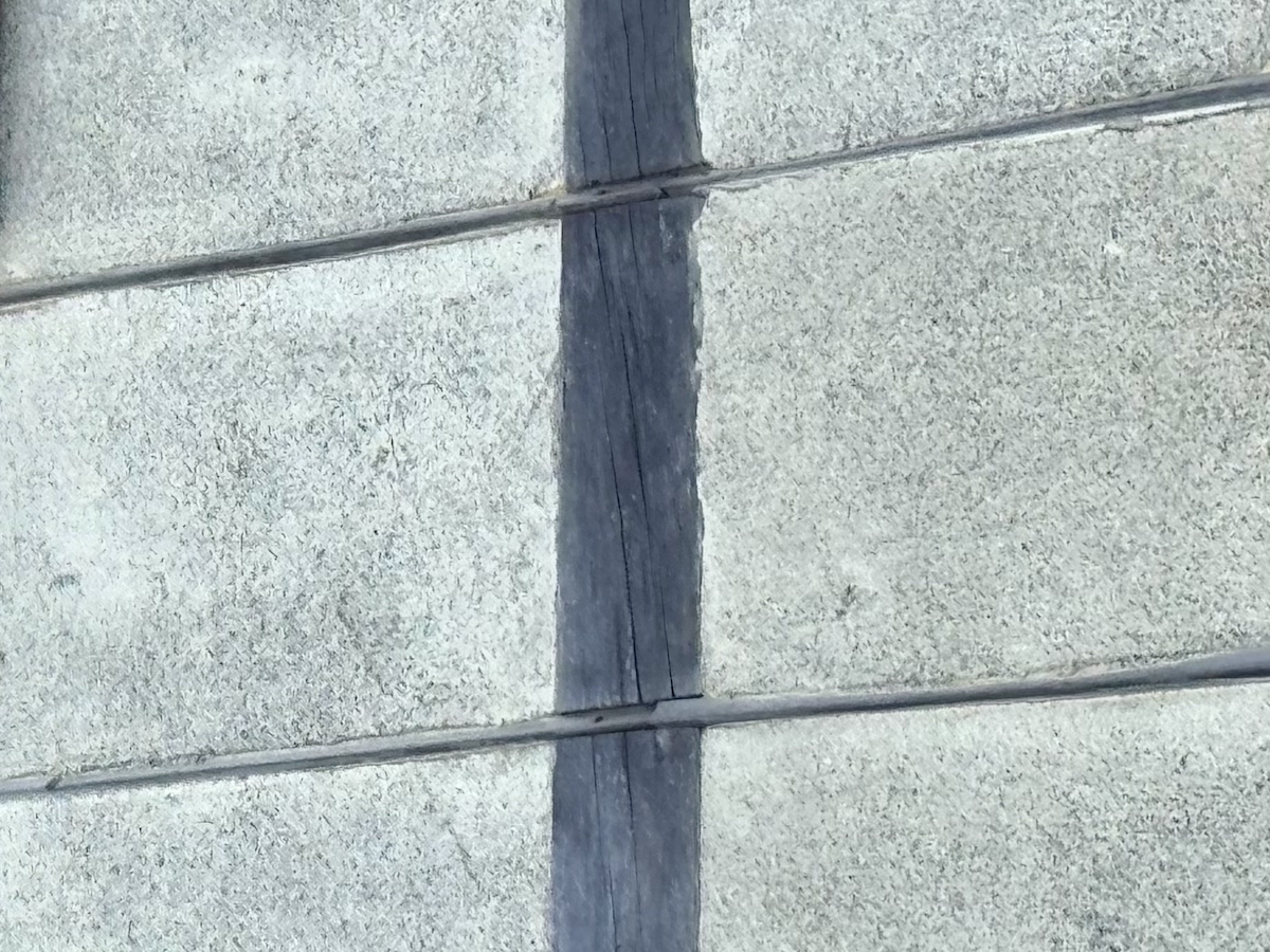 柱の溝の写真